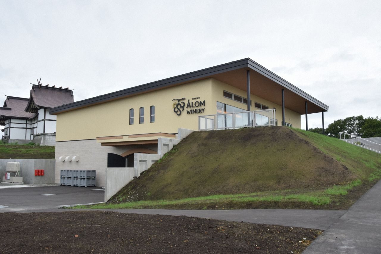 DYNAX ALOM WINERY（安平ワイナリー）の外観